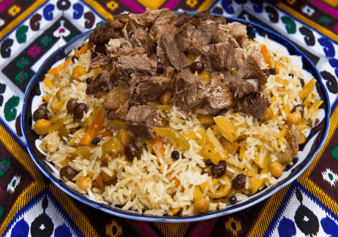 Секреты вкусного плова 
* Морковь нужно резать длинной соломкой и ни в коем случае не тереть. Не бойтесь переборщить с длиной, чем длиннее соломка, тем вкуснее плов. 
* Лучшая посуда для плова — толстая чугунная кастрюля, глубокая и толстая сковорода, чугунный казан. В любом варианте – с плотно прилегающей крышкой.
* Соль и специи лучше всего добавлять в середине приготовления зирвака (так восточные народы называют «заправку» из мяса, моркови и лука). 
* как бы вам не хотелось открыть крышку и з