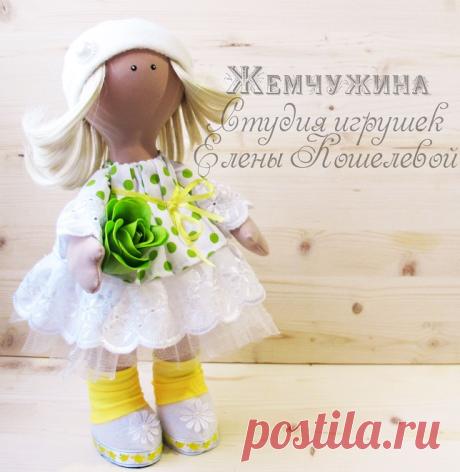 Куколка Светланка Сшила куколку по той же выкройке ,что и в предыдущем мастер классе . Опишу некоторые нюансы! В этот раз я взяла трикотаж плотный( честно говоря мне он понравился больше в работе,чем тонкий) И оставила в теле внизу не зашитый участок,так проще набивать тело,и оно выглядит по-другому.