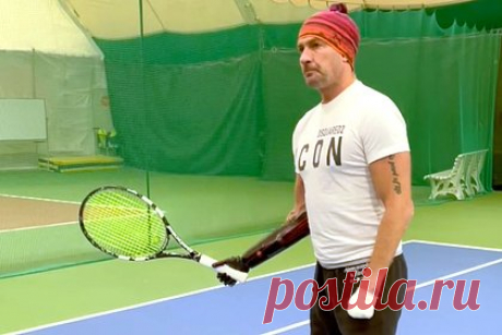 Костомаров сыграл в теннис с протезом руки. Олимпийский чемпион в танцах на льду Роман Костомаров сыграл в теннис с протезом правой руки. Первые несколько ударов у спортсмена не получаются — он роняет ракетку на корт. «Сначала полное разочарование», — написал фигурист. Однако затем Костомаров начинает наносить удачные удары по мячу.
