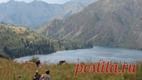 Берег Сары-Челека.
Фото В. Чеботарева.