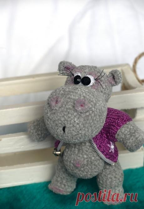 Удивительное рядом...: Мастер-класс: бегемот в кофточке (крючок+спицы)