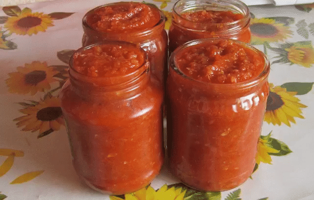 Закуска -приврава из КАБАЧКОВ!
 
Продукты:
Кабачки 3 кг
Морковь 500 гр
Перец сладкий 500 гр
Чеснок 1-2 головки
Помидоры 1,5 кг
Красный перец молотый 2,5 ст.л
Сахар 100 гр
Соль 2 ст.л.
Масло растительное 200 гр