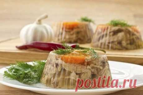 Холодец из курицы
⠀
Ингредиенты:
⠀
Курица 1-1,5 кг.
Морковь - 2 шт.
Лук репчатый - 1 шт.
Желатин 2 упаковки по 15 гр.
Лавровый лист
Чеснок
Перец горошком
Соль
⠀
Приготовление:
⠀
1. Курицу положим в кастрюлю и зальем водой когда вода закипит снимем пену и лишний жир. Добавим очищенную морковь, лук, чеснок, перец и варим до тех пор, пока мясо с легкостью не будет отставать от костей. За 15 минут до окончания варки добавим лавровый лист. Разведем желатин в трех стаканах теплой, кипяченой воды и дад