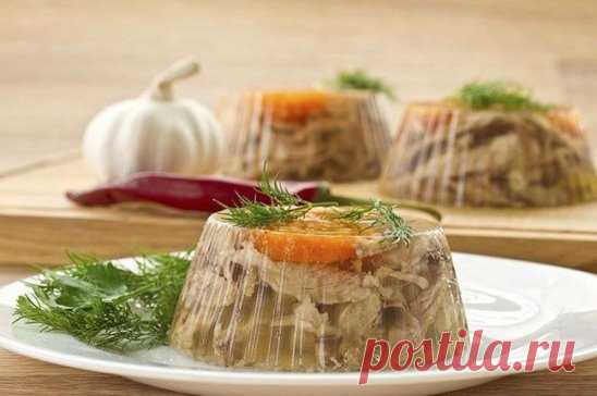 Холодец из курицы
⠀
Ингредиенты:
⠀
Курица 1-1,5 кг.
Морковь - 2 шт.
Лук репчатый - 1 шт.
Желатин 2 упаковки по 15 гр.
Лавровый лист
Чеснок
Перец горошком
Соль
⠀
Приготовление:
⠀
1. Курицу положим в кастрюлю и зальем водой когда вода закипит снимем пену и лишний жир. Добавим очищенную морковь, лук, чеснок, перец и варим до тех пор, пока мясо с легкостью не будет отставать от костей. За 15 минут до окончания варки добавим лавровый лист. Разведем желатин в трех стаканах теплой, кипяченой воды и дад