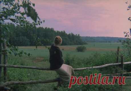 А в мае мается душа… чего-то хочет…
Мне шепчет дождь: – Не грезь... Очнись... – 
и гром хохочет...
Срывает ветер с вишен цвет, роняет в травы.
Хватило капельки одной
мечты-отравы
И, словно в юности, опять брожу, как тень я –
Сиренью пахнут сны мои и пробужденья…
А соловьи всю ночь поют самозабвенно
И кровь ожившая бежит ручьями вен… Но…
Но не растает на висках и в сердце проседь…
Ах, что ж так мается душа… 
чего так просит?..

© Copyright: Селивёрстова Ольга