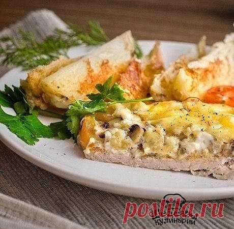 МЯСО ПО-КУПЕЧЕСКИ 

ИНГРЕДИЕНТЫ:
 Свинина — 500 г
 Грибы — 100 г
 Сыр — 250 г
 Помидоры — 1-2 шт.
 Майонез
 Соль
 Перец чёрный

ПРИГОТОВЛЕНИЕ:
1. Свинину режем как на отбивные и качественно отбиваем.
2. Чтобы при отбивании мясо не "разбивалось", а молоток не засорялся кусочками мяса, которое потом очень сложно вычищать, советуем при отбивании покрывать мясо пищевой плёнкой и отбивать прямо через плёнку.
3. Выкладываем мясо на заранее смазанный растительным маслом противень...
