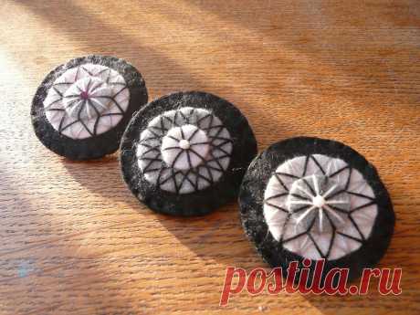 Black and white brooches | Handmade felt brooches. | Flickr