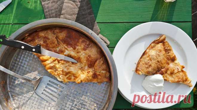 Banitza Ein bulgarisches Blätterteig-Gericht: Banitza. Zur Banitza passen gut ein Bier, Sonne und ein verwilderter Garten