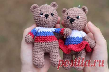 PDF Родные Мишки крючком. FREE crochet pattern; Аmigurumi toy patterns. Амигуруми схемы и описания на русском. Вязаные игрушки и поделки своими руками #amimore - медведь, маленький медвежонок, мишка из обычной пряжи.