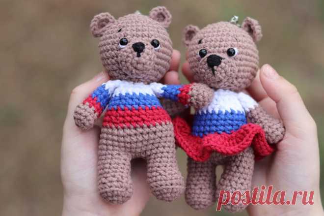 PDF Родные Мишки крючком. FREE crochet pattern; Аmigurumi toy patterns. Амигуруми схемы и описания на русском. Вязаные игрушки и поделки своими руками #amimore - медведь, маленький медвежонок, мишка из обычной пряжи.