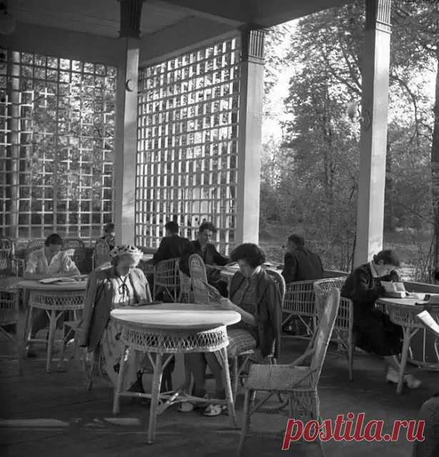 20vek.com: 1955. Москва. Читальня в Парке культуры и отдыха имени Дзержинского