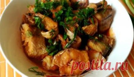 Минтай в томатном соусе в мультиварке - Вкусный день Вариантов приготовления популярной и не дорогой рыбы минтай, очень много. Минтай жарят, пекут пироги, делают котлеты и тефтели. Я предлагаю приготовить минтай тушеный с овощами в томатном соусе. Конечно, можно потушить минтай и на сковороде, но быстрее и вкуснее, с более насыщенным и нежным вкусом приготовить в мультиварке.  По желанию рыбу можно предварительно обжарить на