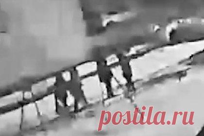 12-летнего российского школьника жестоко избили из-за сдачи с покупки хлеба. В Пыть-Яхе Ханты-Мансийского автономного округа (Югра) 12-летнего школьника избили до сотрясения мозга из-за сдачи с покупки хлеба. Об этом сообщил Telegram-канал Ural Mash. Как рассказал изданию брат пострадавшего, российский шестиклассник шел домой из магазина «Романтик», когда на него напали трое незнакомцев.