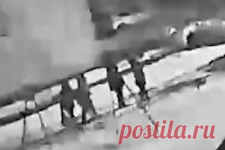 12-летнего российского школьника жестоко избили из-за сдачи с покупки хлеба. В Пыть-Яхе Ханты-Мансийского автономного округа (Югра) 12-летнего школьника избили до сотрясения мозга из-за сдачи с покупки хлеба. Об этом сообщил Telegram-канал Ural Mash. Как рассказал изданию брат пострадавшего, российский шестиклассник шел домой из магазина «Романтик», когда на него напали трое незнакомцев.