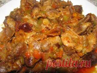 7 рецептов приготовления вкуснейших куриных желудков. Очень дешево и очень вкусно!!!
РЕЦЕПТ ПЕРВЫЙ: КУРИНЫЕ ЖЕЛУДКИ ПО-БЫСТРОМУ
Понадобится: 500г куриных желудков, 2 луковицы, 3 ст.л. растительного масла, ½ ч.л. соды, специи по вкусу, соль.
Промыть и обсушить пупочки. Мелко нарезать лук, выложить его в казан с разогретым маслом, жарить до зарумянивания. Добавить к луку желудки, обжарить до выделения сока, всыпать соду (соду добавляют при готовке жилистого, сухого мяса, желудков, требухи, чтобы
