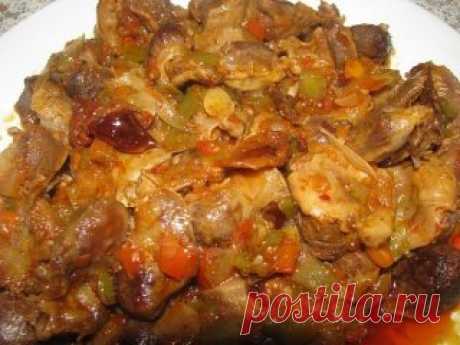 7 рецептов приготовления вкуснейших куриных желудков. Очень дешево и очень вкусно!!!
РЕЦЕПТ ПЕРВЫЙ: КУРИНЫЕ ЖЕЛУДКИ ПО-БЫСТРОМУ
Понадобится: 500г куриных желудков, 2 луковицы, 3 ст.л. растительного масла, ½ ч.л. соды, специи по вкусу, соль.
Промыть и обсушить пупочки. Мелко нарезать лук, выложить его в казан с разогретым маслом, жарить до зарумянивания. Добавить к луку желудки, обжарить до выделения сока, всыпать соду (соду добавляют при готовке жилистого, сухого мяса, желудков, требухи, чтобы