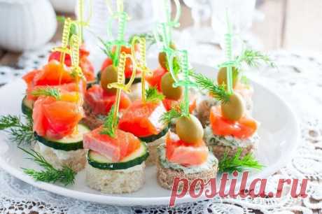 Канапе с семгой на шпажках рецепт за (15) минут Эффектная и вкусная закуска - канапе с семгой на шпажках. Готовится просто и быстро, всегда получается вкусно, красочно и полезно.