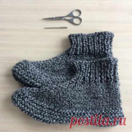 Un temps de chaussons ! - Tricocotier Blog tricot crochet couture, modèles gratuits Il commence à faire frais, c'est un temps de chaussons ! Oui, mais des chaussons pour les adultes. Une nouvelle paire est venue réchauffer des petons ! Tuto inside ;)
