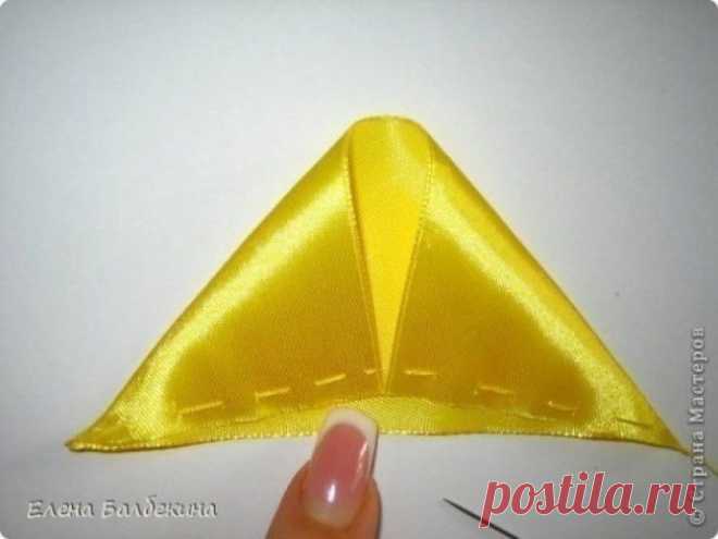 Яркая роза из лент