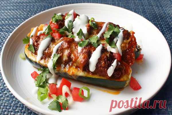 Фаршированные кабачки с говядиной и сыром

Цуккини и кабачки очень увлекательный, интересный продукт. Он прекрасно сочетается с говядиной. Получается что-то невероятно вкусное!