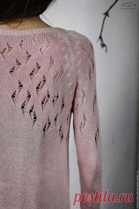 Галина Иванова @gala_dali_y мастерски разобрала его и составила схему с пояснениями.
(Пост размещен с разрешения автора)
#разбор_по_фото
"Один полный, один левый (только левая половинка), один правый(только правая половинка). Свитер на фото связан снизу вверх, узор тоже идёт снизу вверх. Что еще...вроде всё. На схеме только лицевые ряды, рекомендации по изнаночным в условных обозначениях. "