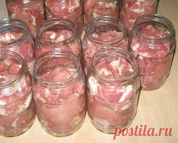 Домашняя тушенка своими руками. Быстро, легко и очень ВКУСНО!!! Немного старания, и вы получите вкусное, сочное и аппетитное мясо, приготовленное своими руками. 

Ингредиенты:

1 кг мяса
0,5 кг сала
лавровый лист
душистый перец (горошком)
черный молотый перец
соль.

Приготовление:

Я обычно тушенку готовлю в стеклянных пол-литровых банках.
Мясо промываем, режем на средние кусочки. Солим, перчим по вкусу и хорошо перемешиваем.Готовим банки. Хорошо их промываем. Стерилизоват...