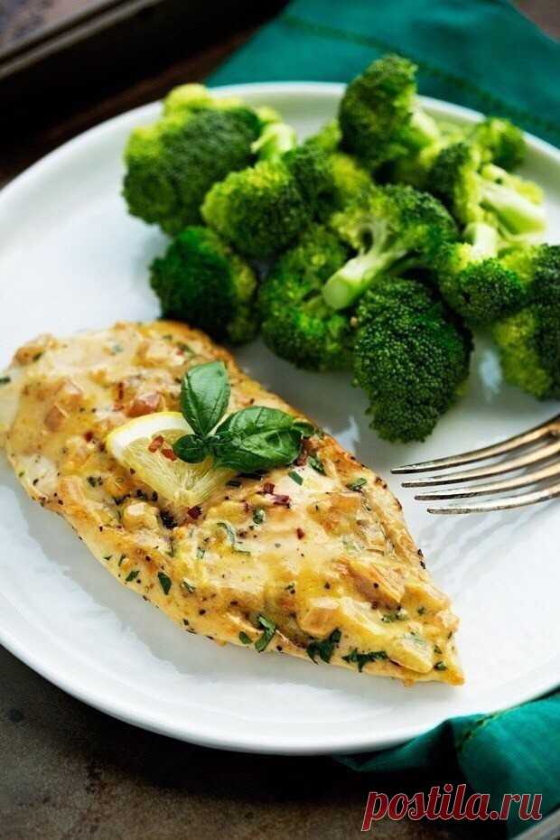 Куриные грудки для ужина ￼
Самые вкусные рецепты ￼

1. Куриные грудки, запеченные с овощами 

Ингредиенты:

Куриные грудки без кожи — 4 шт.
Оливковое масло — 3 ст. л. 
Чеснок — 6 зубчиков
Соль — по вкусу
Перец — по вкусу
Мед — 50 мл
Дижонская горчица — 2 ст. л.
Свежая петрушка — по вкусу
Измельченный перец чили (по желанию) — по вкусу
Цукини (нарезанные) — 4 шт.
Томаты (разрезать пополам) — 450 г

Приготовление: 

1. Разогреть духовку до 200ºC. 
2. Нарезать четыре квадрата...