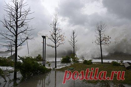 Еще один человек погиб во время шторма на юге России. Еще один человек погиб во время мощного шторма, охватившего юг России. О смерти еще одного россиянина рассказали в экстренных службах Краснодарского края. Как сообщил собеседник агентства, тело мужчины обнаружили в Новороссийске. Таким образом, число жертв шторма выросло до четырех.