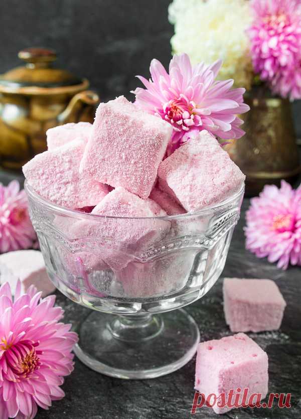 Малиновое маршмеллоу на Вкусном Блоге А вот и оно – легкое, как облачко, нежное и ароматное – малиновое маршмеллоу, которое заинтриговало многих в моем Инстаграме. Оно приготовлено безо всяких искусственных красителей и ароматизаторов – только натуральное малиновое пюре, которое я заготовила в те славные времена, когда малина на рынке была чуть дороже, чем по полтора…