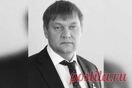 Воевавший в Чечне и вступивший в «Вагнер» многодетный депутат погиб в зоне СВО. В зоне специальной военной операции (СВО) погиб депутат Верховного совета Хакасии и член КПРФ Дмитрий Иванов. Об этом сообщил глава республики Валентин Коновалов. Прошедший Чечню парламентарий в феврале решил вступить добровольцем в ряды ЧВК «Вагнер». У него остались жена и пятеро детей.