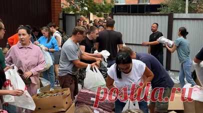 Жители Курска несут гумпомощь для пострадавших от обстрелов ВСУ в приграничье. В Курске несут в пункт выдачи гумпомощи всё необходимое для пострадавших от обстрелов жителей приграничных районов области. Военкор RT Александр Яремчук из средств со сбора RT закупил одеяла и подушки: больше всего люди просят спальные и гигиенические принадлежности, крупы, товары для детей. Читать далее