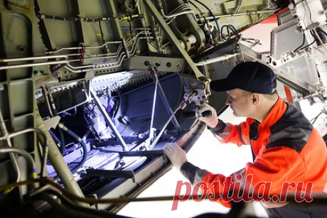 В России решили тщательнее следить за состоянием самолетов. Ространснадзор создал рабочую группу по вопросам совершенствования надзорной деятельности в сфере авиации, в которую вошли и авиакомпании. Целью такой группы станет улучшение контроля за деятельностью перевозчиков. В том числе речь идет о проверке состояния парка воздушных судов и подготовленности экипажей.