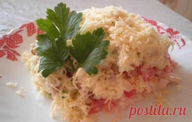 Салат с куриным филе, сухариками и овощами