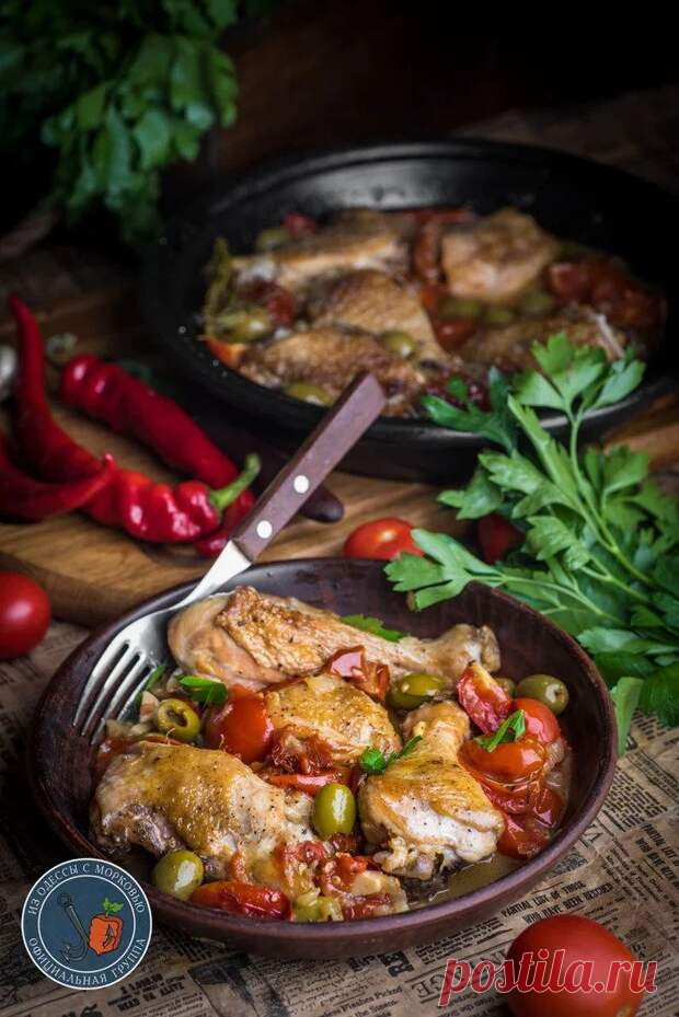 Куриные бедра в средиземноморском стиле - БУДЕТ ВКУСНО! - медиаплатформа МирТесен Здравствуй, честной народ. У нас, как не удивительно, жара. Жена с дочкой уехали на море, а я, доев заботливо приготовленные котлеты, всю неделю сидел на запеченном перце, пиве и овощах с фруктами. Из-за высокой температуры не хотелось ни есть, ни стоять на душной кухне. Но в конце недели внезапно