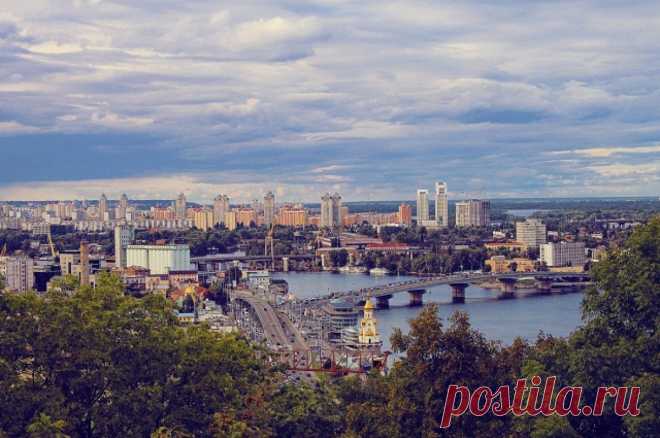 Группа людей развернула флаг нацистской Германии на улице в Киеве. Украинские подростки устроили фотосессию с полотнищем.