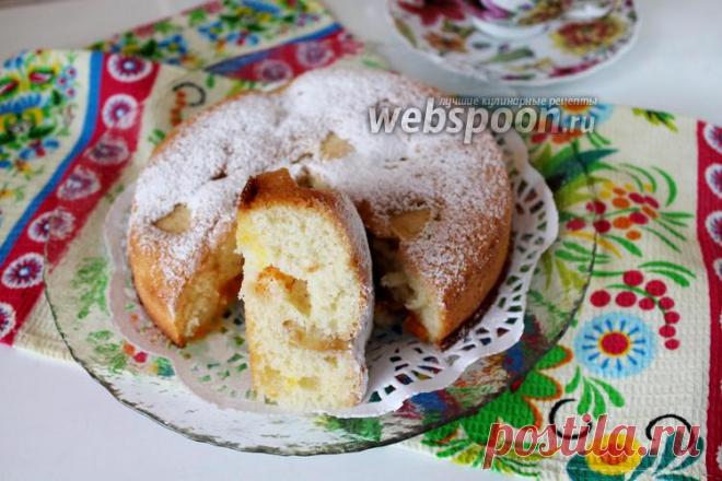 Шарлотка с мандарином и яблоком                               Яблочная шарлотка с мандарином 
Разновидностей простых бисквитных пирогов великое множество. Сегодня я знакомлю с одним из таких.  
Тесто для шарлотки проверенное и часто мною применяемое в разных пропорциях и с разными начинками. Получается пирог неизменно вкусным. Пышный и лёгкий бисквит с сочными фруктами, имеет ненавязчиво сладкий и приятный вкус.  
Можно добавлять любой крем, я частенько прослаиваю сметанны...