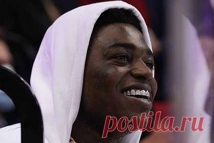 Музыкант Kodak Black оплатил аренду домов попавшим под риск выселения 28 семьям. Американский хип-хоп исполнитель Kodak Black оплатил арендную плату за жилье 28 семьям, которым грозило выселение. Артист сообщил, что помог жителям своего родного города Помпано-Бич, расположенного в американском штате Флорида. По его словам, он внес оплату за их жилье на несколько месяцев вперед.