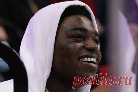 Музыкант Kodak Black оплатил аренду домов попавшим под риск выселения 28 семьям. Американский хип-хоп исполнитель Kodak Black оплатил арендную плату за жилье 28 семьям, которым грозило выселение. Артист сообщил, что помог жителям своего родного города Помпано-Бич, расположенного в американском штате Флорида. По его словам, он внес оплату за их жилье на несколько месяцев вперед.