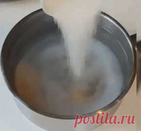 Столкнулась здесь с нехваткой и пересоленностью селедки в магазинах. Столкнулась здесь с нехваткой и пересоленностью селедки в магазинах. Когда-то давно, умела и солила сама, спустя годы попробовала снова, получается очень нежно и лучше намного магазинной. 
Рыба (беру свежую макрель, она вкуснее селедки, в ней меньше костей) 2 кг; 
1 литр воды; 
5 ст. ложки соли, если хочется посолоней, можно положить еще одну; 
3 ст. ложки сахара; 
2 ст. ложки раст. масла; 
Лавровый лист ...