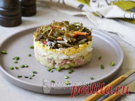 Салат из морской капусты и печени трески — рецепт с фото В слоеном салате вкусно и красиво сочетаются печень трески и морская капуста, дополненные луком, вареным картофелем и яйцами.