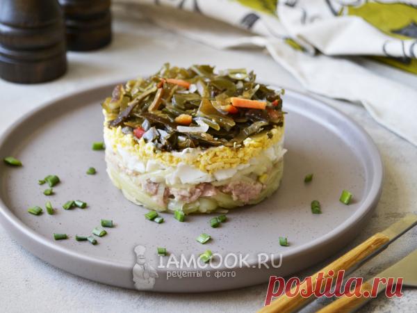 Салат из морской капусты и печени трески — рецепт с фото В слоеном салате вкусно и красиво сочетаются печень трески и морская капуста, дополненные луком, вареным картофелем и яйцами.