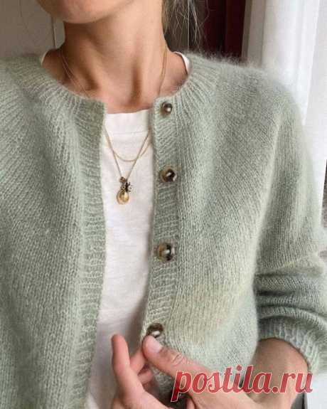Кардиган Novice Cardigan, вяжем из мохера РАЗМЕРЫ: XS (S) M (L) XL (2XL) 3XL (4XL) 5XLКОНЕЧНЫЕ ИЗМЕРЕНИЯ ПО КАРДИГАНУ:- Ширина по линии окружности бюста:96 (100) 105 (111) 120 (129) 140 (151) 161см [37¾ (39¼) 41¼ (43¾) 47¼ (50¾) 55 (59½) 63¼ дюймов].- Общая длина (измерена по центру Спинки):52 (54) 56 (58) 59 (60) 61 (62) 63см...