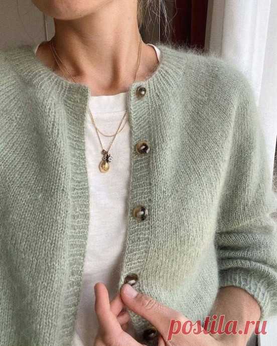 Кардиган Novice Cardigan, вяжем из мохера РАЗМЕРЫ: XS (S) M (L) XL (2XL) 3XL (4XL) 5XLКОНЕЧНЫЕ ИЗМЕРЕНИЯ ПО КАРДИГАНУ:- Ширина по линии окружности бюста:96 (100) 105 (111) 120 (129) 140 (151) 161см [37¾ (39¼) 41¼ (43¾) 47¼ (50¾) 55 (59½) 63¼ дюймов].- Общая длина (измерена по центру Спинки):52 (54) 56 (58) 59 (60) 61 (62) 63см...