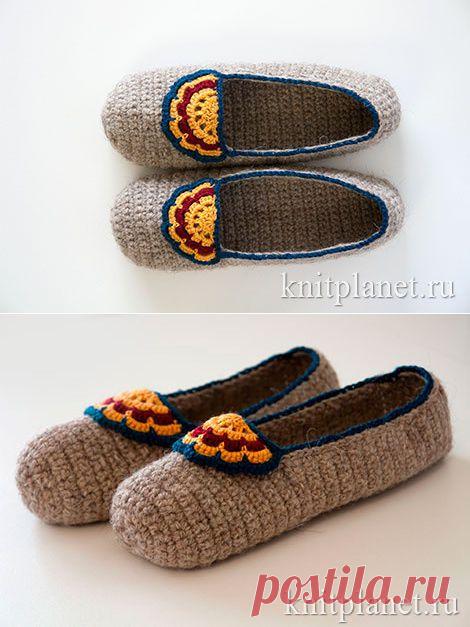 Мастер-класс по вязанию тапочек крючком. Эти тапочки вяжутся очень просто и быстро, удобны в носке. Взяв за основу эту модель вы сможете создать множество своих вариантов, используя различные виды отделки или яркую цветную пряжу.