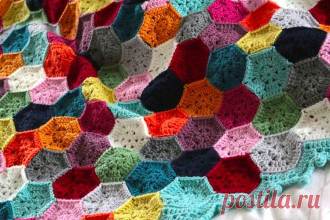 7 блестящих идей по использованию остатков пряжи У каждой рукодельницы со временем накапливается какое-то количество лишней пряжи. Иногда цветные клубочки разбросаны по всему дому! Можно, конечно, купить шкаф побольше и разложить клубочки по полочка…