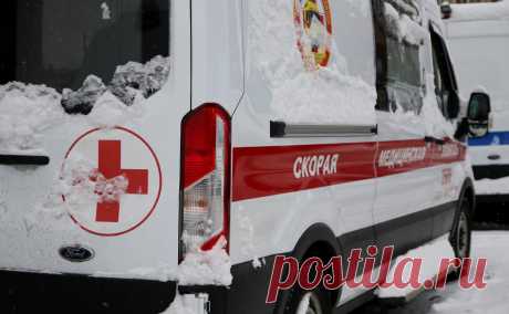 В Петербурге мужчина погиб после падения наледи с крыши дома. В Санкт-Петербурге погиб 31-летний мужчина, по предварительным данным, после падения на него наледи с крыши дома, в связи с чем возбуждено уголовное дело, сообщила пресс-служба регионального управления Следственного комитета.