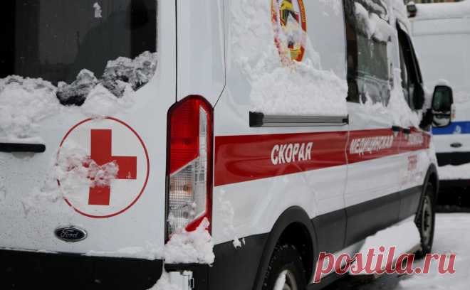 В Петербурге мужчина погиб после падения наледи с крыши дома. В Санкт-Петербурге погиб 31-летний мужчина, по предварительным данным, после падения на него наледи с крыши дома, в связи с чем возбуждено уголовное дело, сообщила пресс-служба регионального управления Следственного комитета.