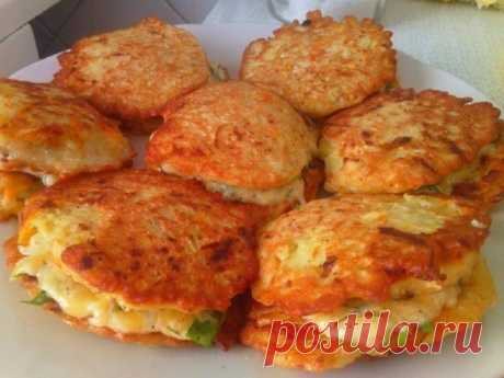 Оладьи из кабачков с сыром и чесноком.