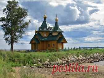 Свято-Троицкий храм в деревне Городище Череповецкого района. 
Совсем недавно на карте Вологодской области появился этот Храм. Не могу сказать точно, открыт он официально или нет. 
Строительство было начато в 2015 году на пожертвования прихожан. В начале года на храм установили купола, тогда же я побывал здесь впервые. Храм стоит на берегу Рыбинского водохранилища, здесь очень красиво, тихо и спокойно.

#пенсионеры #пенсионеры35 #вологодскаяобласть #Во35 #регион35 #Вологодч...