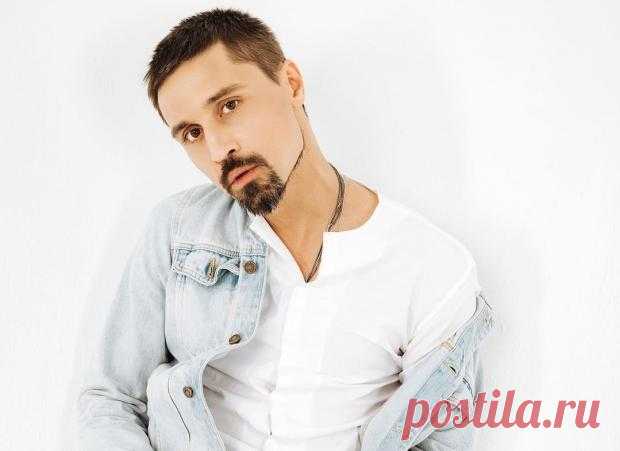 Дима Билан записал песню в стиле хитов 90-х и поделился видео со своего выпускного